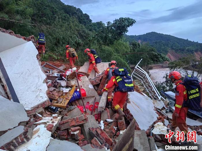 賭博：直擊閩西暴雨災區：挺進失聯村鎮 風雨中送“趕考”