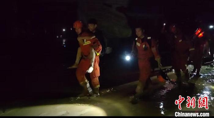 賭博：直擊閩西暴雨災區：挺進失聯村鎮 風雨中送“趕考”